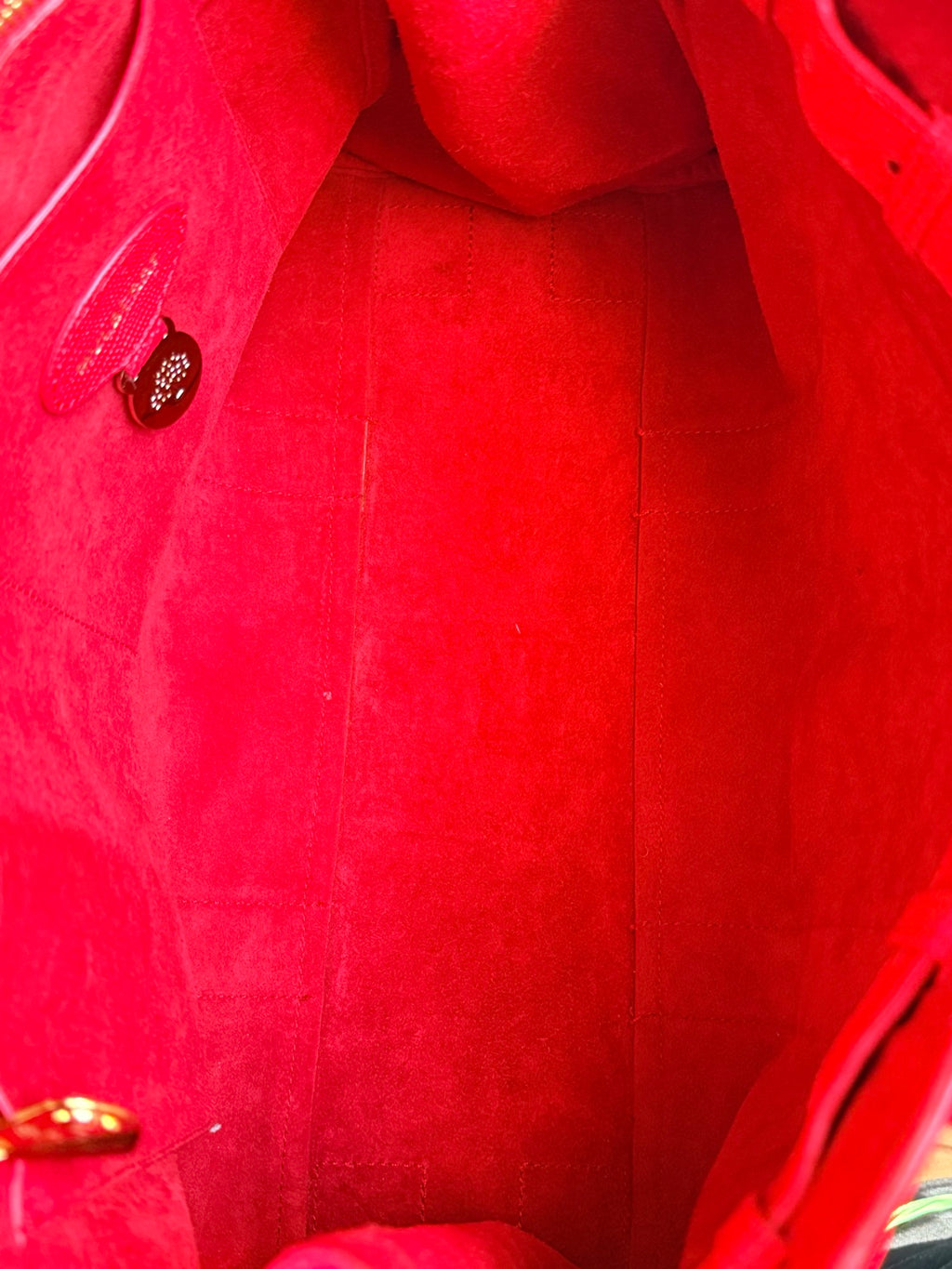 Red suede interior and compartments of Mulberry Bayswater